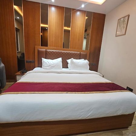 Hotel Elara เดห์ราดุน ภายนอก รูปภาพ