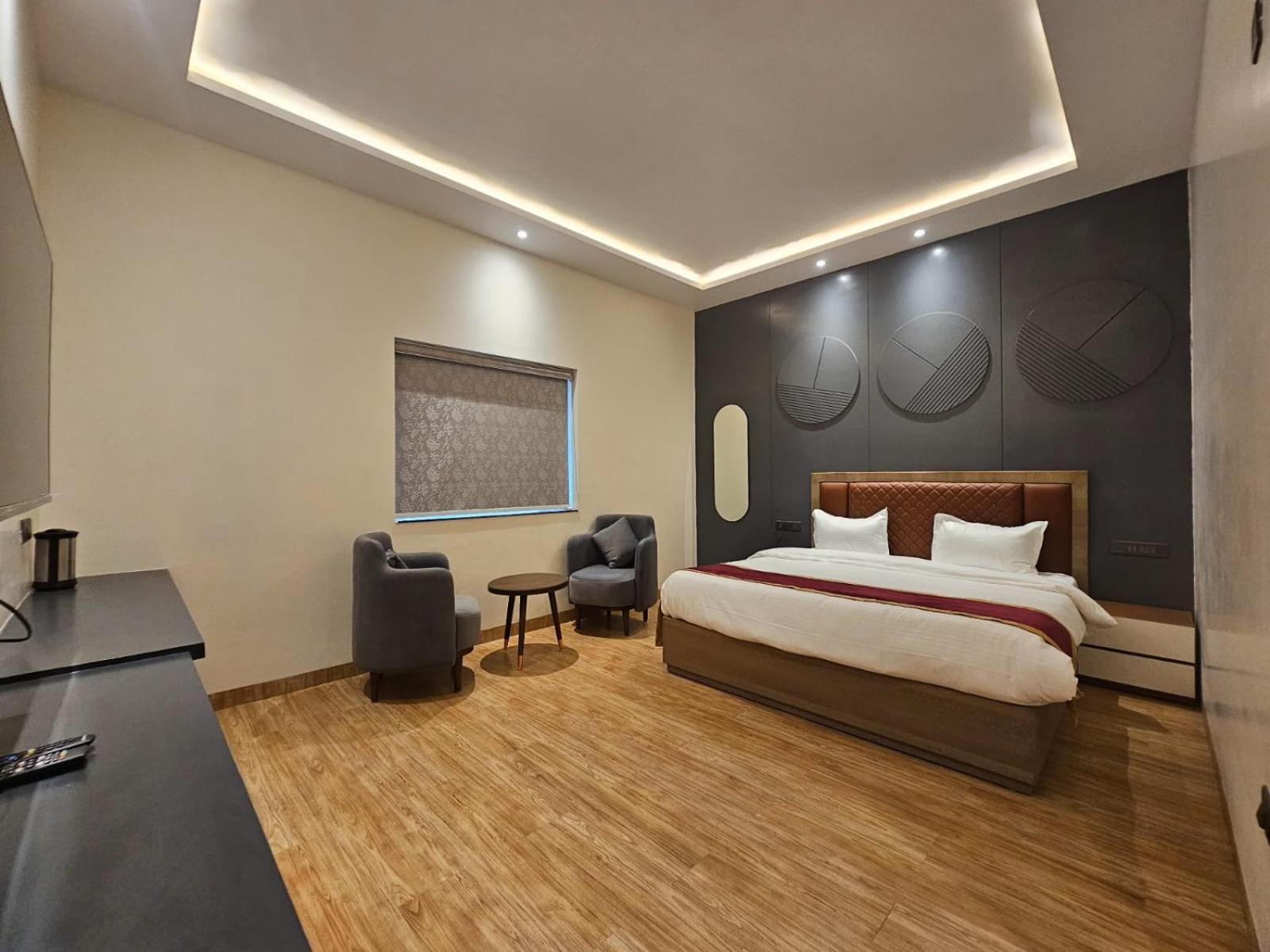 Hotel Elara เดห์ราดุน ภายนอก รูปภาพ