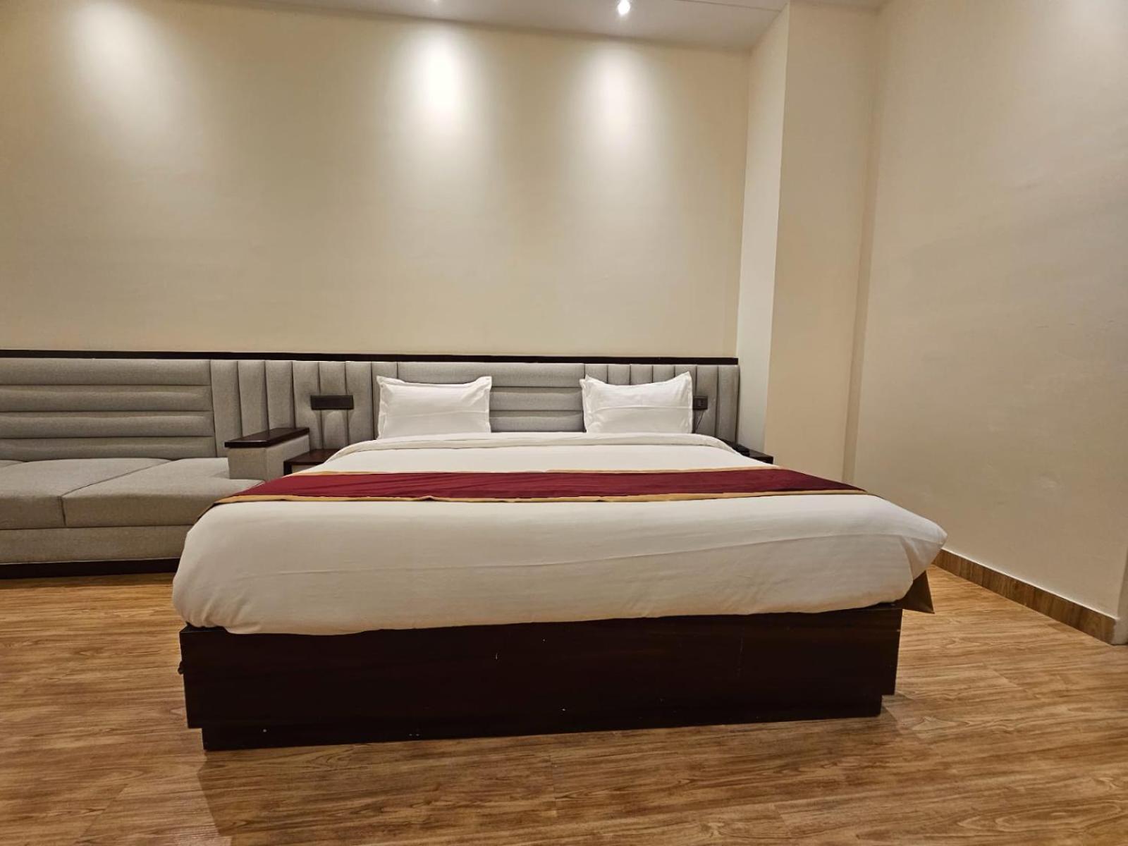 Hotel Elara เดห์ราดุน ภายนอก รูปภาพ