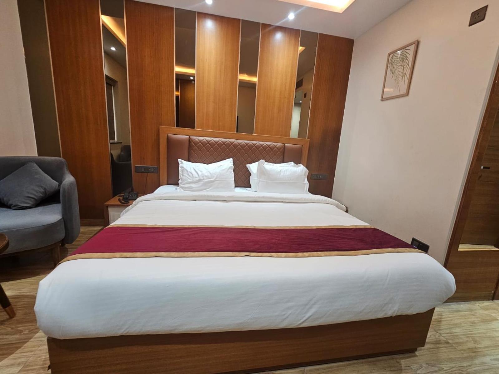 Hotel Elara เดห์ราดุน ภายนอก รูปภาพ